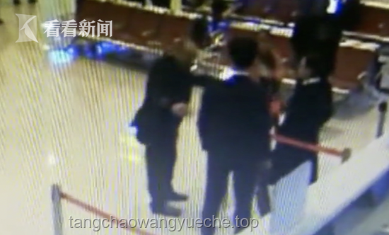 母子错过航班大闹机场，考公行程受阻：如何避免类似尴尬？