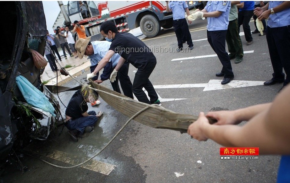 **车辆遇断头路坠桥惨剧：家属心声与生命警钟**